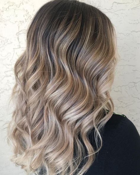 Baby Blonde Highlights On Brown Hair, Babylights Blonde On Brown Hair, Blond Babylights, Blonde Balayage Babylights, Balyage Blonde, Babylights Blonde, California Blonde, Bayalage Blonde, Blonde Babylights