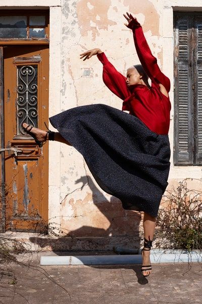 Editorial Posing, Vogue Fashion Photography, White Monster, Studio Pictures, Movement Photography, High Fashion Poses, Pina Bausch, Martha Graham, Creative Fashion Photography