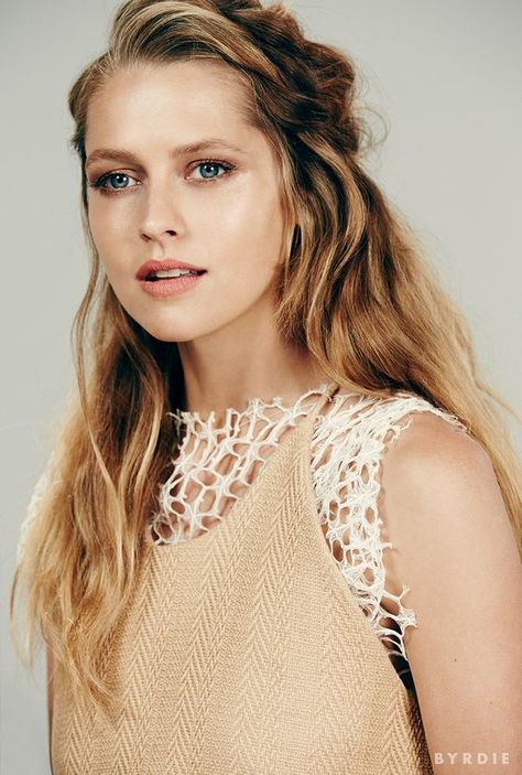 Teresa Palmer will play the witch Diana Bishop in the series filming soon, A Discovery of Witches Teresa Mary Palmer, Diana Bishop, Discovery Of Witches, Olga Kurylenko, Teresa Palmer, Billie Piper, Show Beauty, Easy Summer Hairstyles, Anna Kendrick