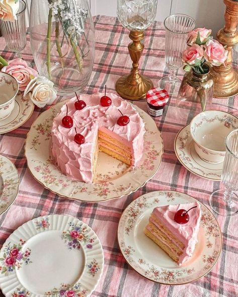 Picnic Cake, 80 S, Vintage Cake Stands, Pretty Dessert, Cherry Cake, Pink Foods, Pretty Birthday Cakes, Tea Party Birthday, Piece Of Cake