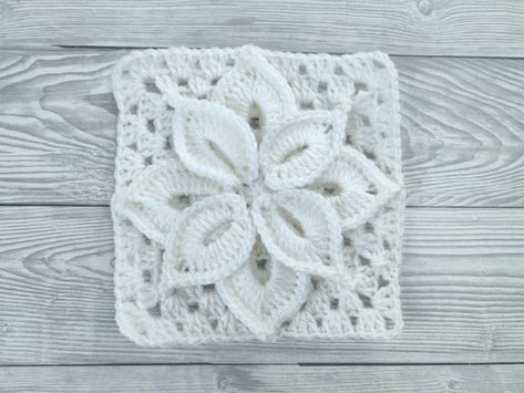 Crochet Poinsettia, Crochet Ripple Baby Blanket, Crochet Square Pattern, Poinsettia Pattern, White Poinsettia, Crochet Pattern Tutorial, Crochet Applique Patterns Free, Crochet Butterfly Pattern, Crochet Square Blanket