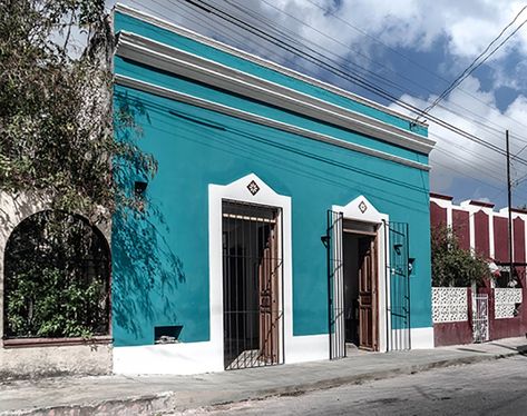 Casa Puerta a Mérida / Taller Estilo Arquitectura - ArquitectosMX.com Mexico House Ideas Architecture, Stucco House Colors, Mexico House Ideas, House Mexico, Mexican Interior Design, Colonial House Exteriors, Houses In Mexico, Clay Roof Tiles, Mexico House