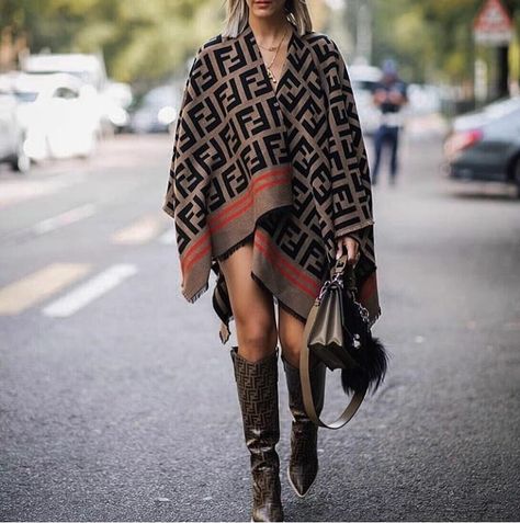 #fendi Winter Pullover Outfits, Vuitton Outfit, 2020 Style, Tassels Fashion, Street Style Paris, Print Trends, Fashion Weeks, Silver Heels, Ladies Dress Design