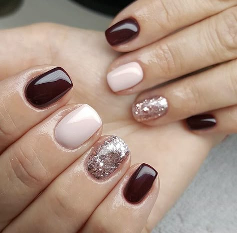 New Year's Nails Short, Fall Nails 2022 Color Trends Dip, January Birthday Nails 2023, Dip Manicure Ideas Fall, Brown And Gold Gel Nails, Short Dip Nails Fall, Multi Colored Nails Winter, Fall Gel Nails Ideas Short, Winter Nails 2022 Trends Gel