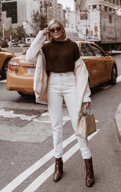 Mom Pants Outfit, White Mom Jeans Outfit, Cream Sweater Outfits, Cream Jeans Outfit, Mom Jeans Outfit Winter, Outfits Leggins, Minimalist Moda, White Pants Outfit, Jeans Outfit Winter