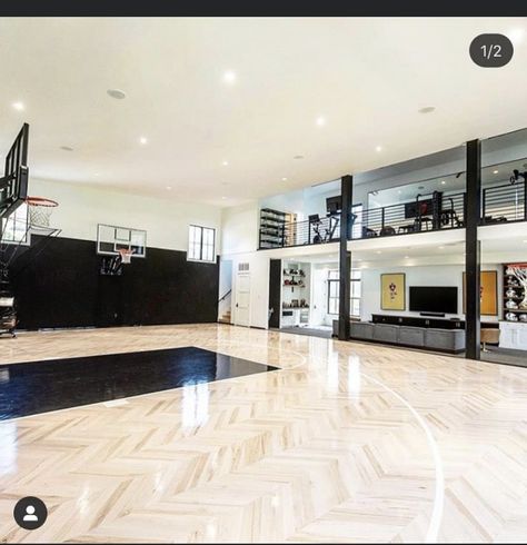 Cool Man Cave Ideas, Cool Man Cave, Best Man Caves, Indoor Sports Court, Home Basketball Court, Man Cave Ideas, Sports Man Cave, Man Cave Design, Man Cave Furniture