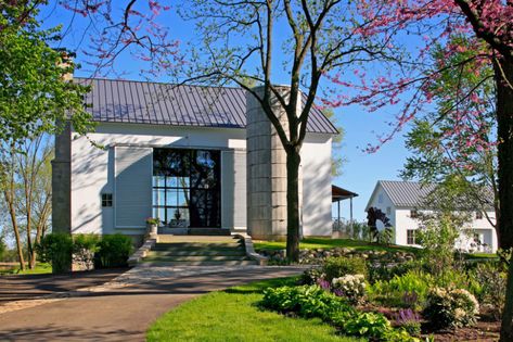 Michigan Barn | Northworks Architects + Planners Exterior Sliding Barn Doors, Barn Living, Converted Barn, Barn Renovation, Contemporary Exterior, Barn Conversion, Modern Barn, Design Exterior, Farmhouse Exterior