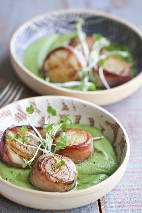 Prosciutto-wrapped Scallops with Pea Purée | IHCC Goodbye Hugh - Ever Open Sauce Scallops Recipes, Gourmet Entrees, Gastronomic Food, 5 Course Meal, Aphrodisiac Foods, Prosciutto Wrapped, Pan Seared Scallops, Gluten Free Sides, Healthy Plates