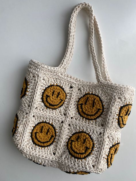 TUTORIAL: SMILEY FACE GRANNY SQUARE Crochet Bag Smiley Face, Smily Face Crochet Bag, Stuff To Crochet Ideas, How To Make Squares Crochet, Granny Square Crochet Pattern Aesthetic, 4 Square Crochet Bag, Smiley Face Crochet Blanket, Crochet Pattern Granny Square Bag, Aesthetic Crochet Granny Square