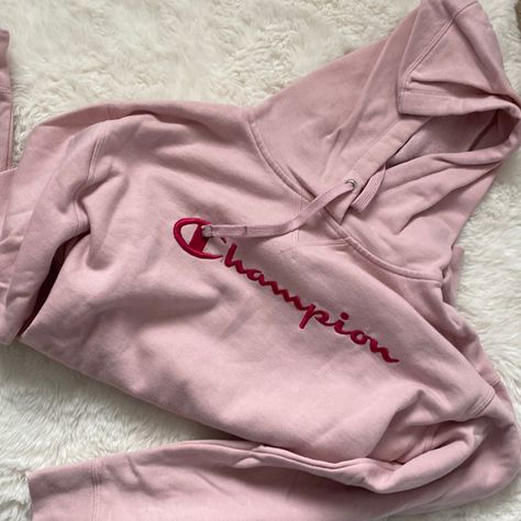 Pink Champion Sweatshirt, Pink Champion Hoodie, Champion Cropped Hoodie, Pink Cropped Hoodie, Light Pink Hoodie, Cute Hoodie, Hoodie Brands, Champion Reverse Weave, Champion Hoodie