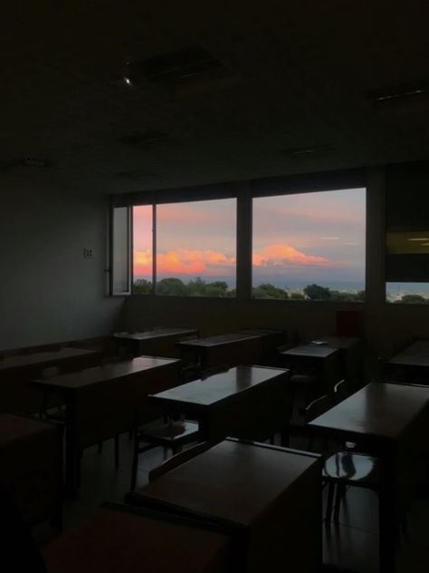 Sunset Classroom Aesthetic, School Classroom Background Aesthetic, School Window Aesthetic, Empty Classroom Aesthetic, Classrooms Aesthetic, Aesthetic School Classroom, Dark Classroom Aesthetic, Sunset Classroom, Classmates Aesthetic