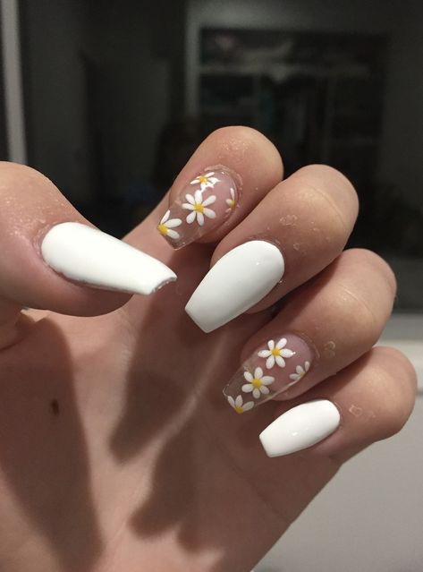 White Gel Nails, Kutek Disney, Spring Acrylic Nails, Daisy Nails, White Acrylic Nails, Her Nails, Simple Acrylic Nails, Cute Gel Nails, Acrylic Nails Coffin Short