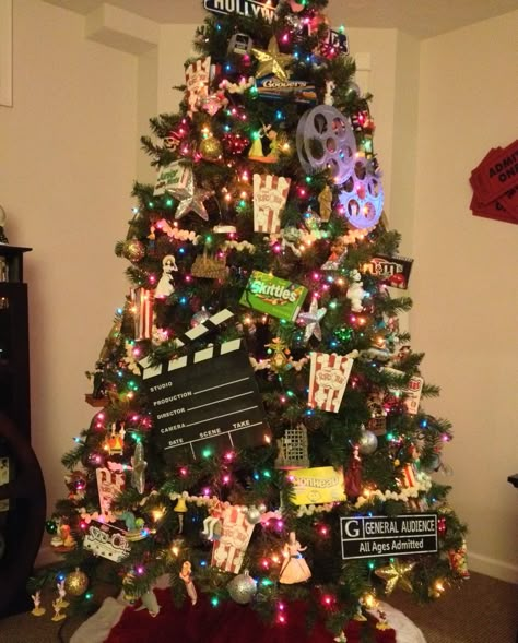 Movie themed Christmas tree                                                                                                                                                                                 More Awesome Christmas Trees, Hollywood Christmas Tree, Movie Themed Christmas Tree Ideas, Game Room Christmas Tree, Movie Theme Christmas Tree, Movie Night Christmas Tree, Hollywood Themed Christmas Party, Crayons Christmas Tree, Movie Theatre Christmas Tree