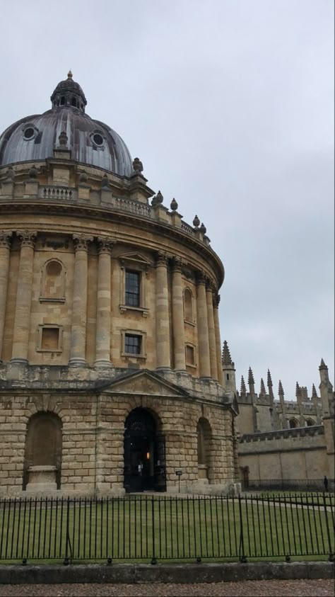 Oxford Acceptance Letter, Oxford University Uniform, Aesthetic Oxford University, Oxford University Aesthetic, University Of Oxford, Oxford University Dark Academia, New College Oxford, Oxford University English Literature, Oxford Brookes University