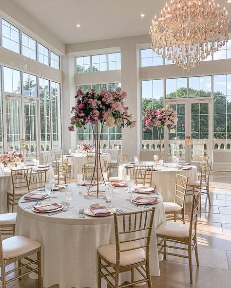 Elegant Wedding Interior, Wedding Venue Set Up Receptions, Wedding Reception Indoor Elegant, Weddings Centerpieces Elegant, Floral Wedding Reception Decor, Classic Wedding Design, Wedding Salon Decoration, Summer Indoor Wedding, Elegant Wedding Decorations Receptions