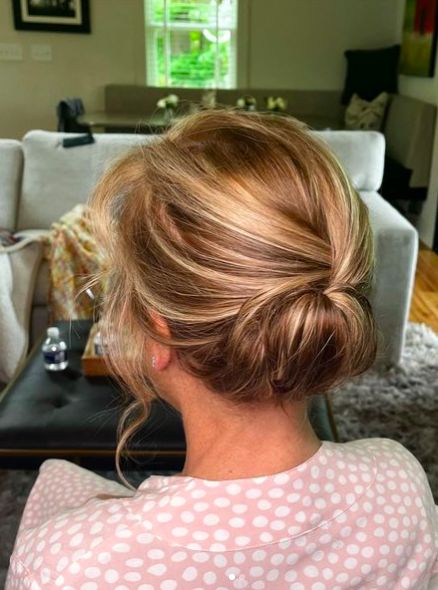 Up Styles For Short Hair Up Dos, Easy Up Do For Short Fine Hair, Short Hair Up Do For Work, Short Hair Updo Bun, Easy Chignon Short Hair, Ways To Fix Short Hair Easy, Short Fine Hair Updo Easy, Shoulder Length Hair Updo Casual, Shirt Hair Updo Easy