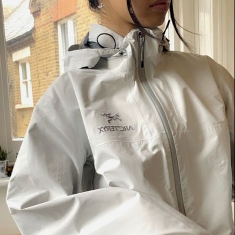 Arc Teryx Jacket Outfit, Arcteryx Jacket Woman Outfit, Rain Jacket Outfit Aesthetic, White Windbreaker Outfit, Waterproof Jacket Outfit, Arcteryx Outfit, Rain Jacket Outfit, Arcteryx Jacket, Oki Doki