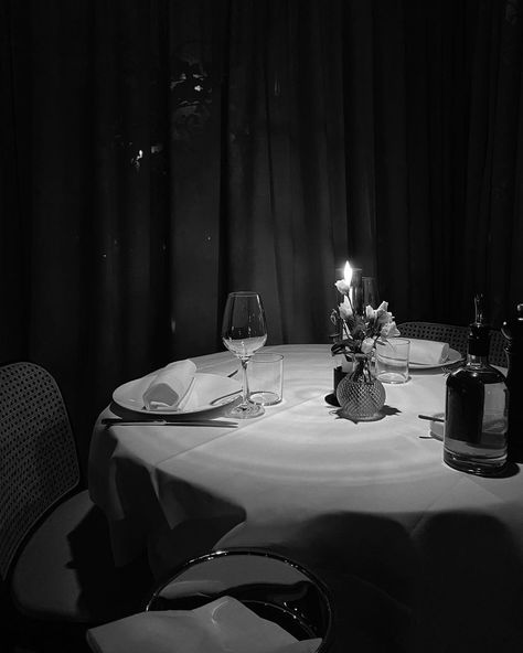 Dark Dinner Table Aesthetic, Dark Restaurant Aesthetic, Dark Restaurant, Black And White Effect, Black Mood, White Restaurant, Restaurant Photos, Media Studies, Restaurant Tables