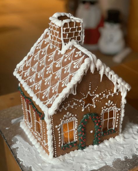 10 Creative Gingerbread Houses to Make This Christmas Gingerbread House Fairytale, Christmas Cake House, Theme Gingerbread House Ideas, Gingerbread House Homemade, Gingerbread House Design Ideas, Gingerbread Designs Ideas, Gingerbread Roof Ideas, Gingerbread House Idea, Simple Gingerbread House Ideas