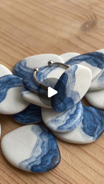 La Chouette Céramique on Instagram: "@eugenie.design X @lea_dekens Découvrez la collection de bijoux en porcelaine et plongez dans l’univers de la porcelaine et du motif. « Avec Léa on se connait depuis bientôt 10 ans ! Tout au long de nos études de design nous avons été partenaires de projets. Aujourd’hui nous avons toutes les deux notre marque respective, La chouette céramique et Eugénie Design, alors c’est tout naturellement que l’envie de travailler de nouveau ensemble s’est présenté. » - Manon Inspirée par la beauté de l’océan et la magie de l’écume, cette collection évoque un sentiment de légèreté, de fluidité et d’émerveillement. Les bijoux en porcelaine captent l’essence de la nature et de l’eau, créant ainsi des pièces qui semblent provenir tout droit des profondeurs marines. Ceramic Videos, China Painting, Essence, Porcelain, Ceramics, Art, Fimo