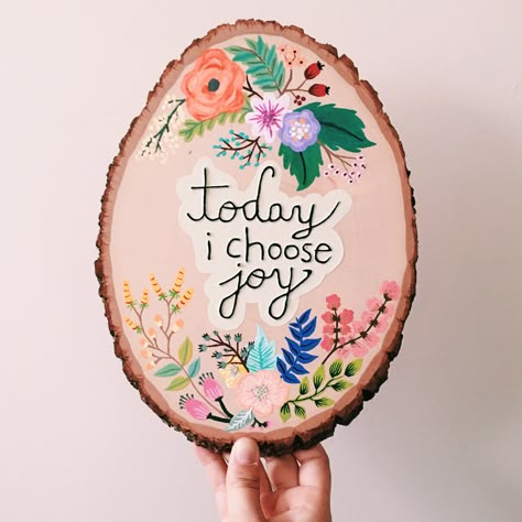 Wooden Slice Painting Quote, Wood Plaque Painting Ideas, Round Wood Painting Ideas, Wooden Discs Ideas, Wood Plank Crafts, Painting On Wooden Planks, Wood Plank Painting, Wood Log Painting, Things To Paint On Wood