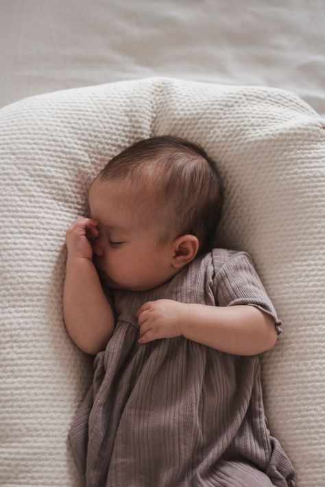 Shibuya Meltdown, Sleeping Baby Photography, Sleeping Baby Pictures, Snuggle Me Organic, Baby Snuggles, Sleeping Babies, Baby Photoshoot Ideas, Snuggle Me, Cute Sleep