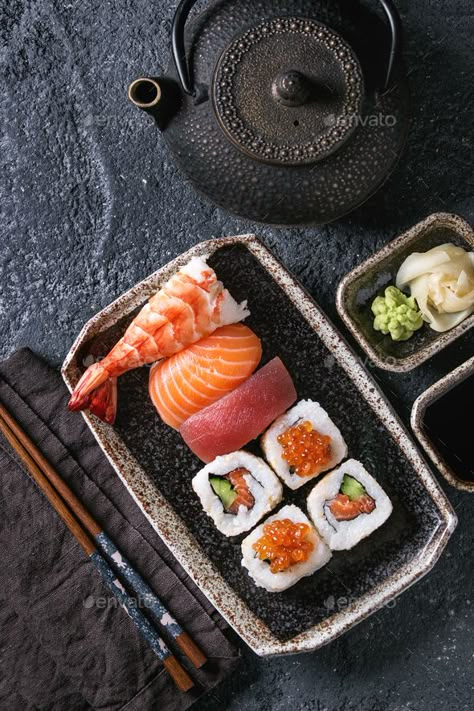 Sushi Board Ideas, Sushi Restaurant Aesthetic, Sushi Photography, Japan Street Food, Sushi Bake, Sushi Roll Recipes, Cooking The Perfect Steak, Iron Teapot, Sushi Platter