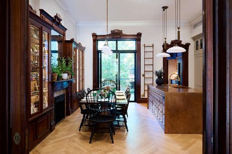 A Brooklyn Brownstone | deVOL Kitchens Brownstone Kitchen, Brownstone Interiors, Classic English Kitchen, Bath Steps, Brooklyn House, Wall Cupboards, Devol Kitchens, Brooklyn Brownstone, English Kitchen