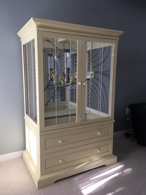 Hutch to birdcage Repurposed Bird Cage Ideas, Bird Cage Diy, Cockatiel Cage, Diy Bird Cage, Bird Cage Design, Diy Bird Toys, Parakeet Cage, Pet Bird Cage, Budgie Parakeet