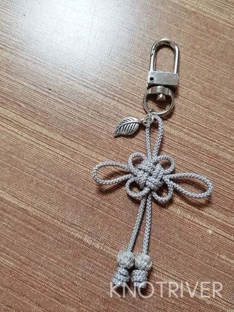 Knot Keychain, Chinese Knots, Pola Macrame, Chinese Knotting, Macrame Knots Pattern, Knots Diy, Knots Tutorial, Rope Crafts Diy, Chinese Knot