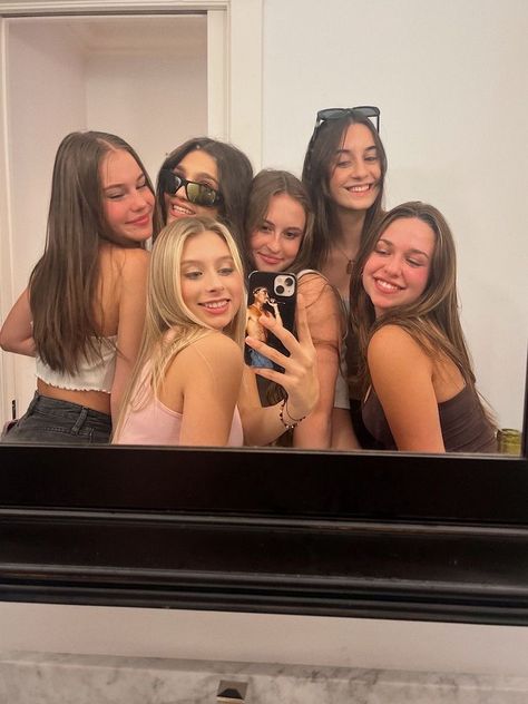 Groups Of 6 Friends, Group Of 6 Aesthetic, Group Of Girl Friends Aesthetic, Pretty Friend Group Aesthetic, Group Of Girlfriends Aesthetic, Friend Photos Group Of, Group Of 6 Friends Photo Ideas, Photo Inspo Friends Group, 7 Girls Friends