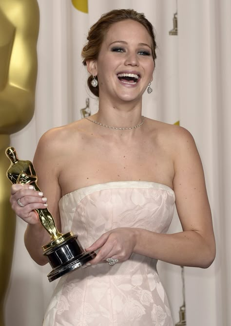 13 pictures of Jennifer Lawrence laughing off her Oscars 2013 fall | Metro UK The Oscars, Jennifer Lawrence, A Woman