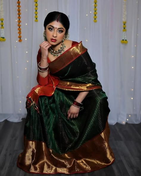 Royal Green Saree, Dark Green Saree Look Traditional, Bottle Green And Red Saree, Bottle Green Kanchipuram Saree, Green Saree Engagement Look, Dark Green Pattu Saree Wedding, Dark Green Pattu Saree, Bottle Green Pattu Saree, Dark Green Wedding Saree