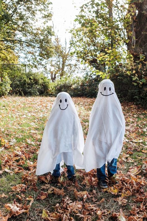 Ghost Costume Kids, Halloween Diy Kids, Halloween Downloads, Ghost Diy, Homemade Halloween Costumes, Ghost Costume, Halloween Kitchen, Two Kids, Pink Halloween