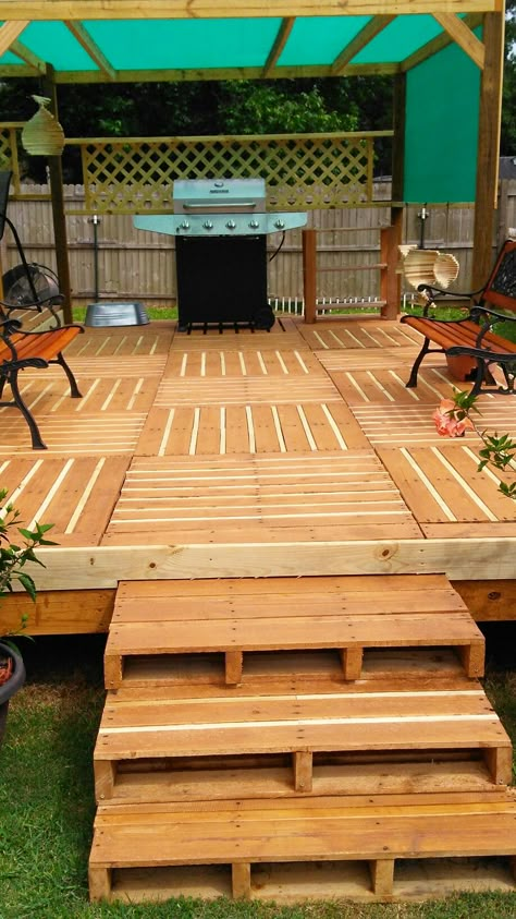 Pallet Deck Around Pool, Lastpall Ideas, Raised Pallet Deck, Pallet Porch Deck, Deck Made From Pallets, Pallet Decking Ideas, Outdoor Kitchen Deck, Pallet Decks, Palette Deck