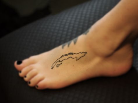 cuba tattoo! I want this right below the knuckles of my toes Cuba Outline Tattoo, Cuba Island Tattoo, Cuban Tattoos, Cuba Tattoo, Cuba Island, Map Of Cuba, Boat Tattoo, Map Tattoo, Island Tattoo