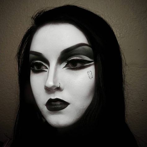 Trad Goth Makeup, Trad Goth, Alt Makeup, Swag Makeup, Alternative Makeup, Cool Makeup Looks, Goth Beauty, Edgy Makeup, Black Makeup