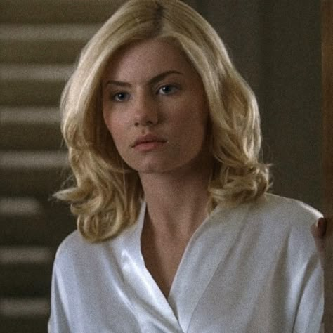 Elisha Cuthbert Girl Next Door, Elisha Cuthbert Hair, The Girl Next Door Aesthetic, The Girl Next Door Outfits, Elisha Cuthbert 2004, Ethan Euphoria, Girl Next Door Movie, The Girl Next Door 2004, 90s Blonde