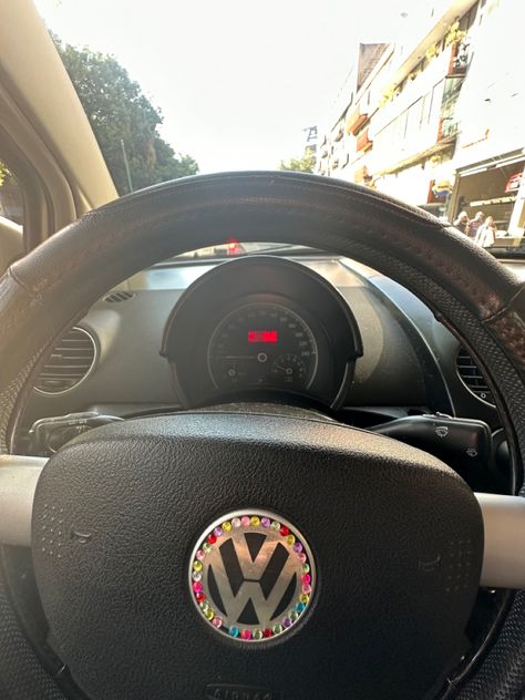 Pink Volkswagen Beetle, Volkswagen Beetle Convertible, Girly Car Accessories, Car Deco, Cool Car Accessories, Beetle Car, Beetle Convertible, Girly Car, Car Essentials