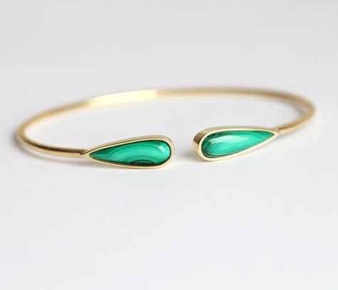 Gold Bracelet Bangle, Diamond Carat Size, Solid Gold Bangle, Shiny Bracelets, Diamond Bracelet Design, Malachite Bracelet, Trend Jewelry, Solid Gold Bracelet, Classic Bracelets