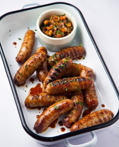 BBQ honey sausagesghkuk Sausage Meal Ideas, Honey Garlic Sausage, Bbq Food Recipes, Bbq Sausages, Barbecue Sausage, Bbq Spread, Food In Germany, August Style, Sausages Recipe