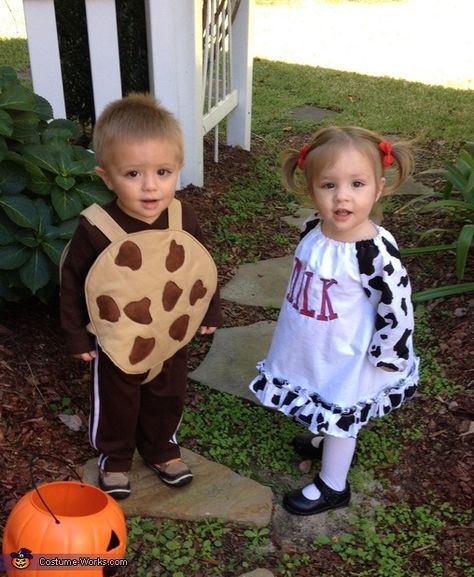 Cookies and Milk - DIY Baby Halloween Costumes Sibling Halloween Costumes, Twin Costumes, Infant Halloween, Sibling Costume, Cookie Costume, Twin Halloween, Twin Halloween Costumes, Milk Baby, Cookies And Milk