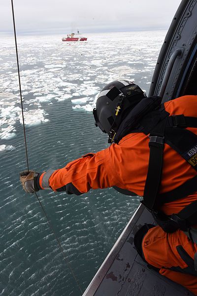 Rescue Aesthetic, Coast Guard Rescue Swimmer, Rescue Swimmer, Coast Guard Rescue, Oil Rig Jobs, Military Branches, Arctic Ocean, Military Soldiers, Us Coast Guard