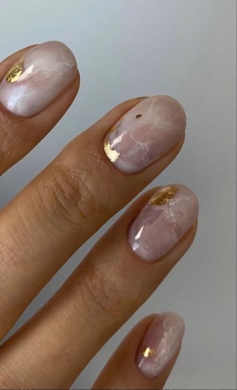 Manicure With Gold Flakes, Birth Nails Mom, Marble Short Nails, Short Marble Nails, Marble Nail Ideas, Oval Acrylic Nails, Minimal Nails Art, Water Color Nails, Bridal Nail Art