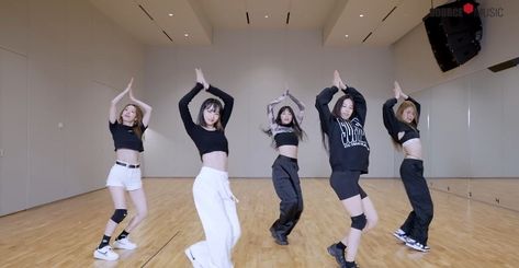 Le Sserafim Dance Practice, Kpop Idol Life, Dream Future Life, Blackpink Dance, Le Sserafim Antifragile, Dance Jazz, Cover Dance, Dance Gym, Girls Gang