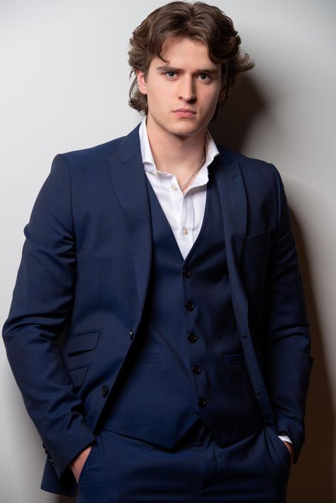 Charles Vandervaart: a great feeling Vanity Teen 虚荣青年 Lifestyle & new faces magazine Charles Vandervaart Outlander, Charles Vandervaart, Robinson Family, James Fraser Outlander, Types Of Guys, My Heart Hurts, Sam Heughan Outlander, Playing Piano, Lost In Space