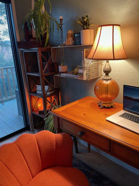 Orange Desk Aesthetic, Orange Gaming Aesthetic, Orange Green Room Aesthetic, Orange Office Aesthetic, Orange House Aesthetic, Orange And Blue Room Aesthetic, Orange And Blue Aesthetic Bedroom, 70s Decor Bedroom, Orange Room Aesthetic