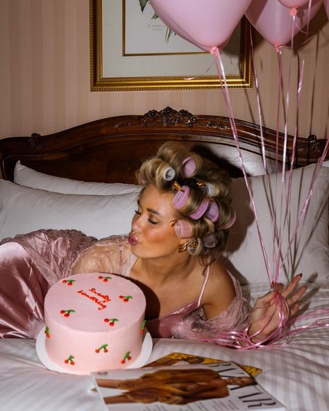 Vintage Bday Photoshoot, 40 Birthday Shoot Ideas, 22nd Birthday Outfit Ideas For Women, Birthday Hotel Shoot, Vintage Photoshoot Birthday, Pajama Photoshoot Photo Ideas Birthday, Birthday Inspiration Photos, Birthday In Bed Photoshoot Ideas, Birthday Hotel Pictures