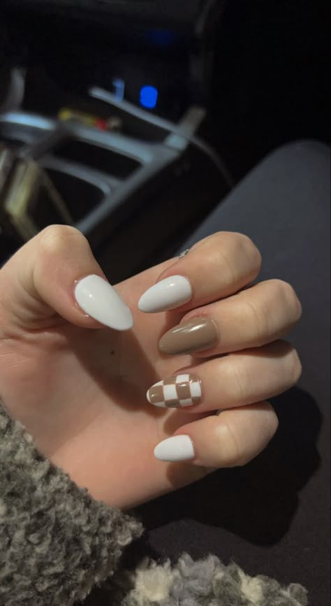 Neutral Nails Checkered, Brown And Tan Checkered Nails, Brown Checkered Fall Nails, Tan And White Checkered Nails, Gel Nails Accent Nail, Black White And Tan Nails, Beige Checkered Nails, White Patterned Nails, White Nails Accent Nail