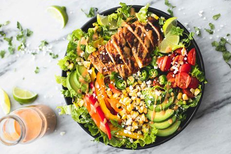 Isagenix-Friendly Recipes (400-600 Calorie Meals) Isagenix Meal Plan, Bbq Chicken Salad Recipe, 600 Calorie Meals, Dairy Free Queso, 400 Calorie Meals, Bbq Chicken Salad, Chicken Burrito Bowl, Diner Recept, Calorie Meals